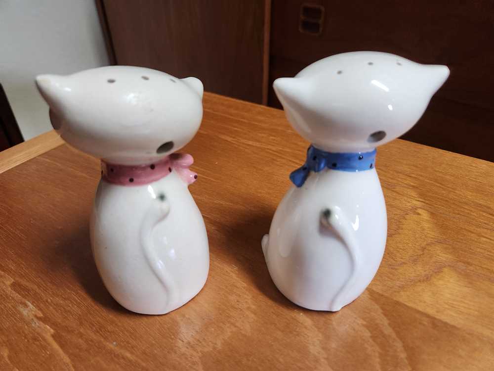 Holt Howard Japan Cat Salt and Pepper Shakers