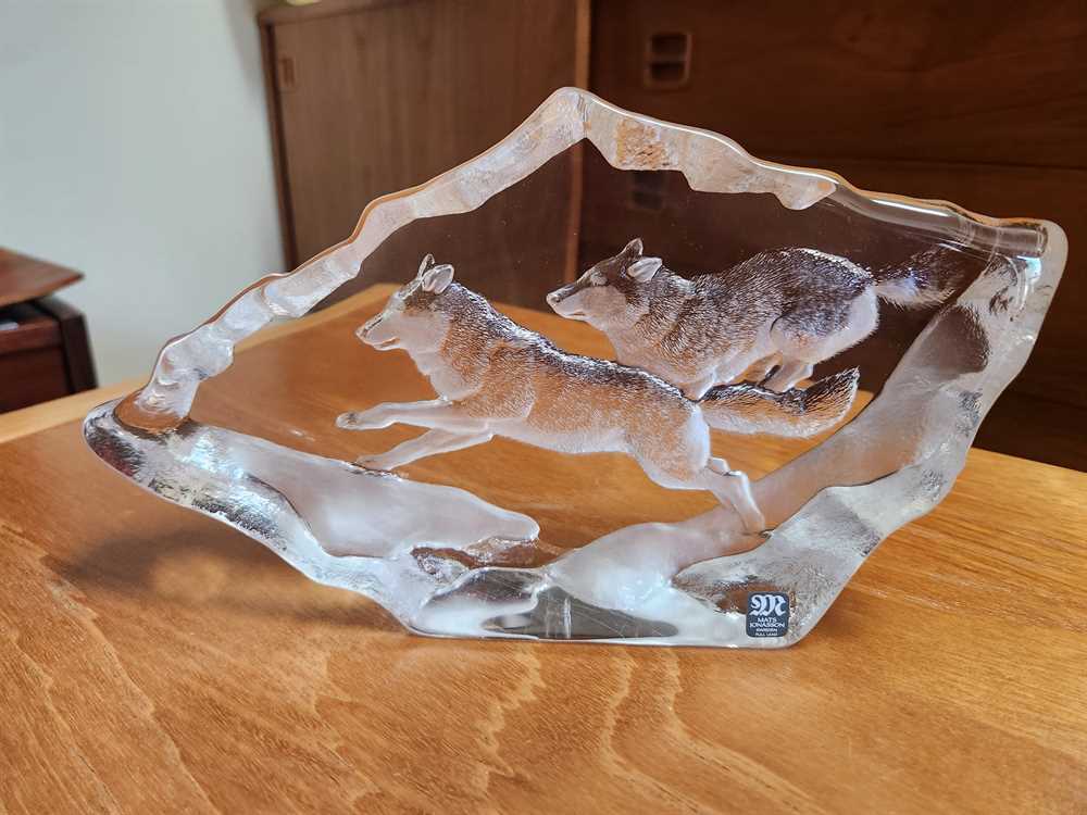 Mats Jonasson Large Wolves Paperweight Signed and Numbered