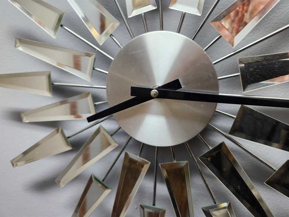 Retro Starburst Atomic Mirror Clock