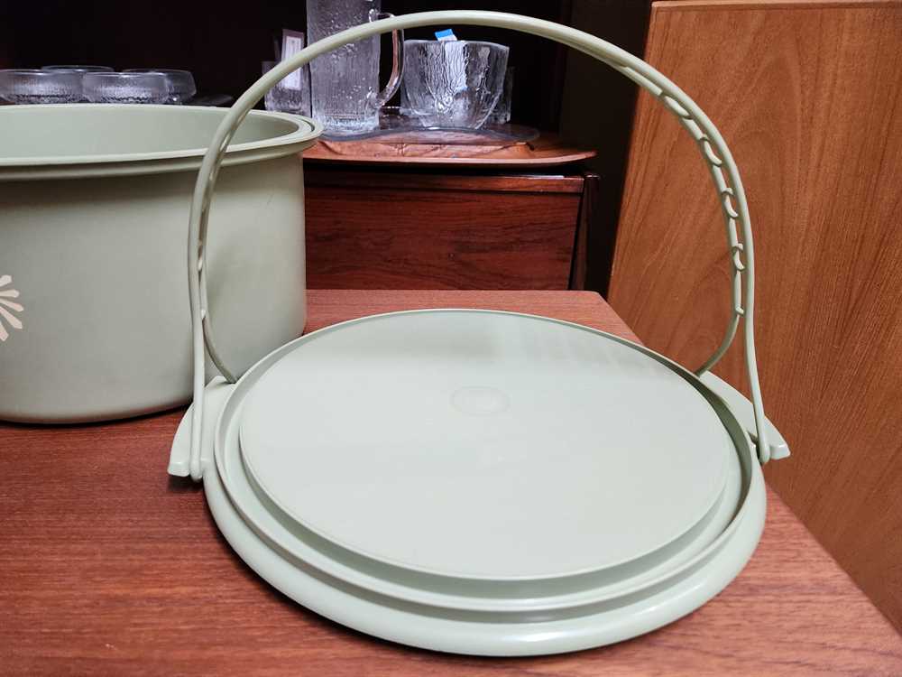 Large Tupperware Cake Container