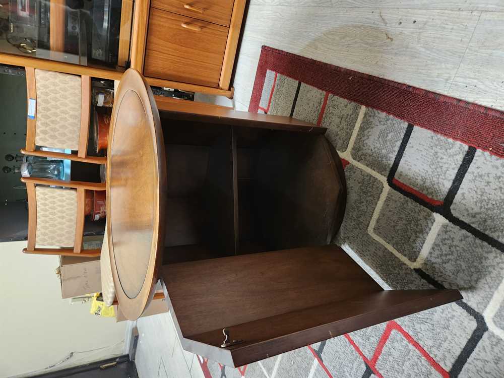 Deilcraft Round Walnut Side Table w/ storage