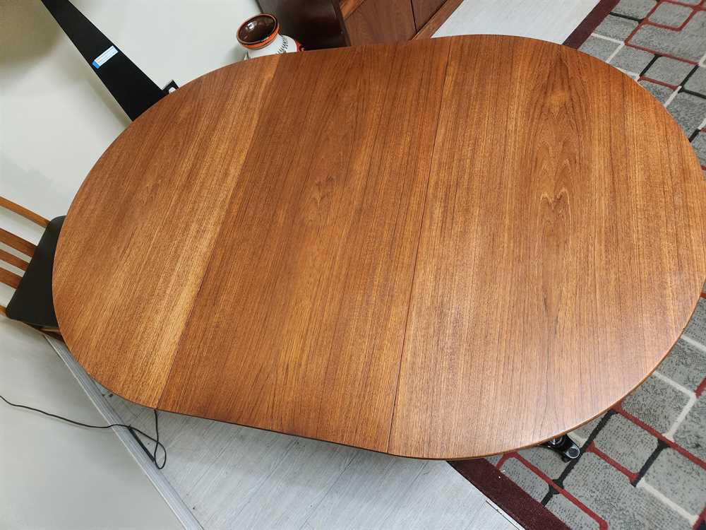 Round/Oval Teak Dining Table with 2 leaves