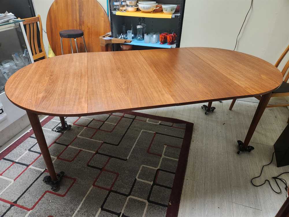 Round/Oval Teak Dining Table with 2 leaves