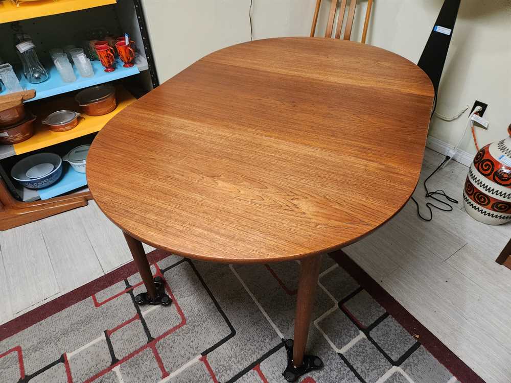 Round/Oval Teak Dining Table with 2 leaves