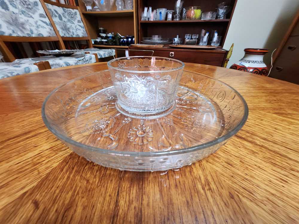 Iittala Flora Divided Platter with Dip Bowl
