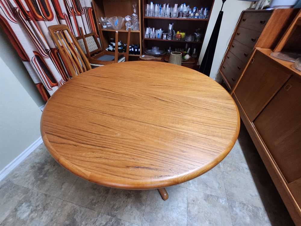 Nordic Furniture Teak Round  Dining Table w / 1 Leaf