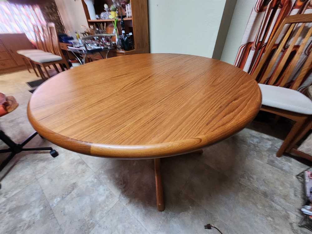 Nordic Furniture Teak Round  Dining Table w / 1 Leaf