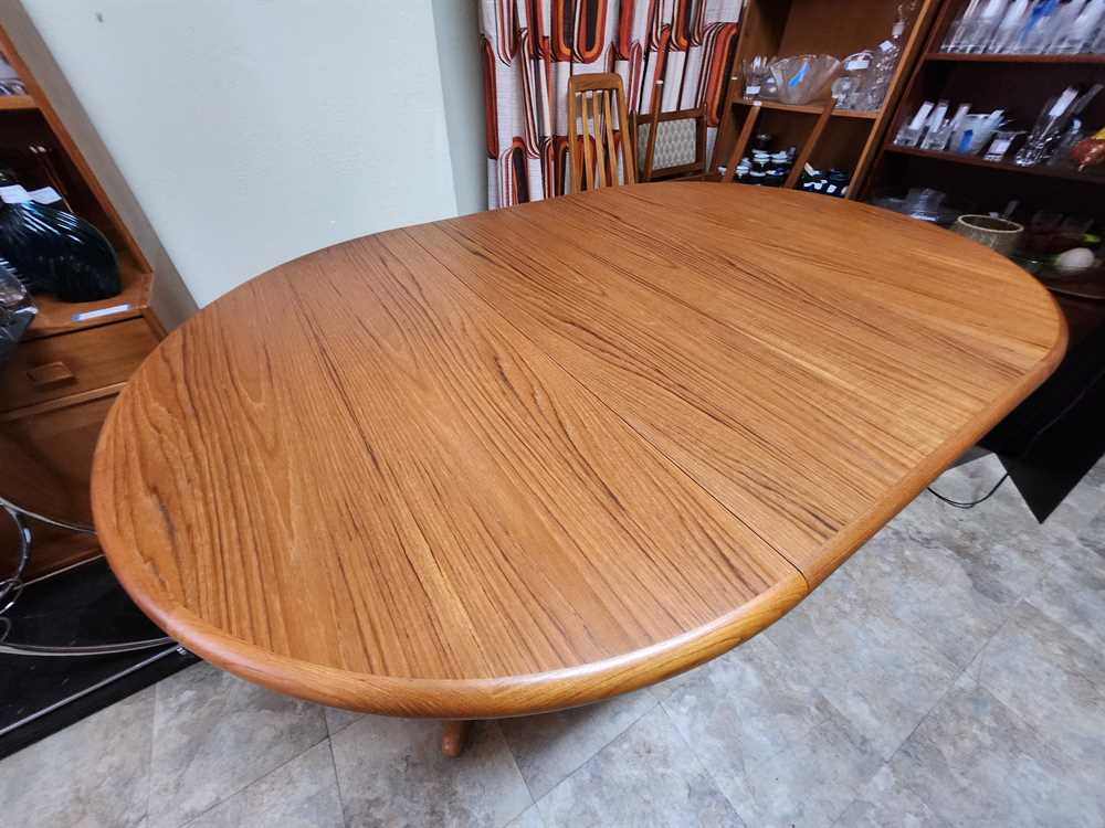 Nordic Furniture Teak Round  Dining Table w / 1 Leaf