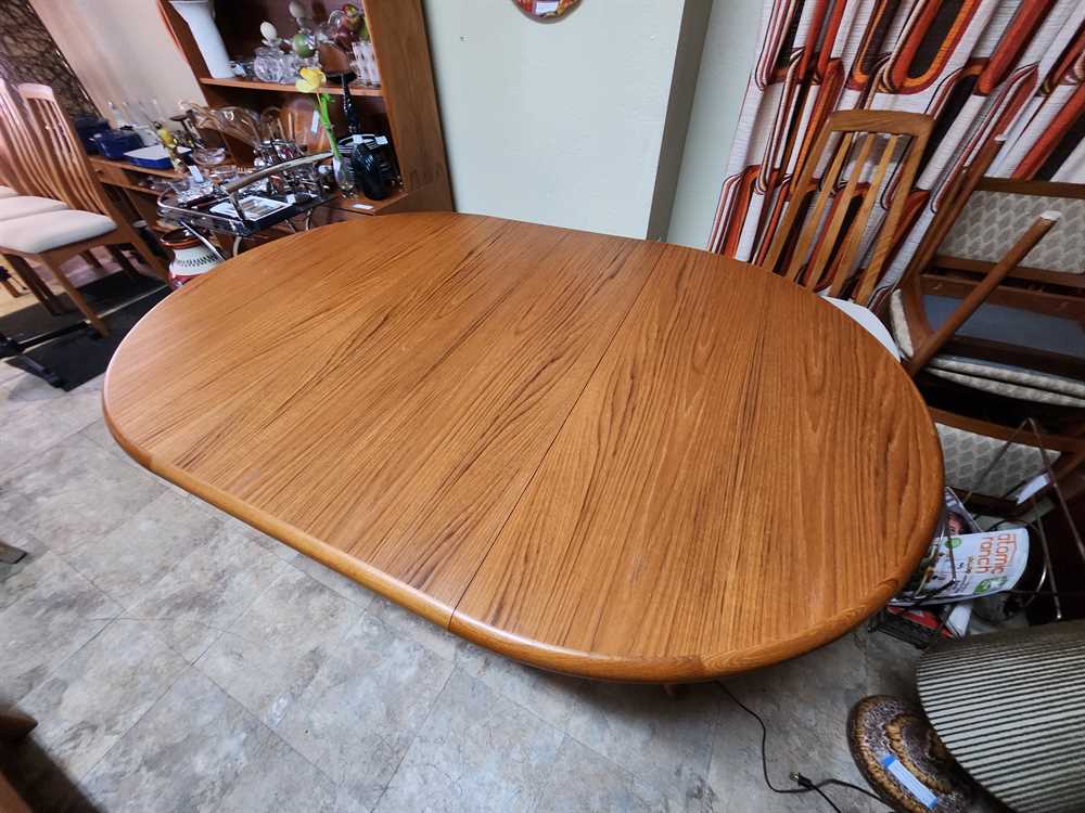 Nordic Furniture Teak Round  Dining Table w / 1 Leaf
