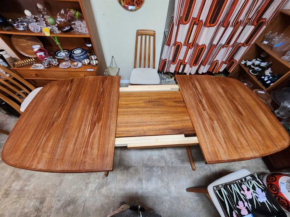Dyrlund Teak Oval Dining Table w/2 Leaves
