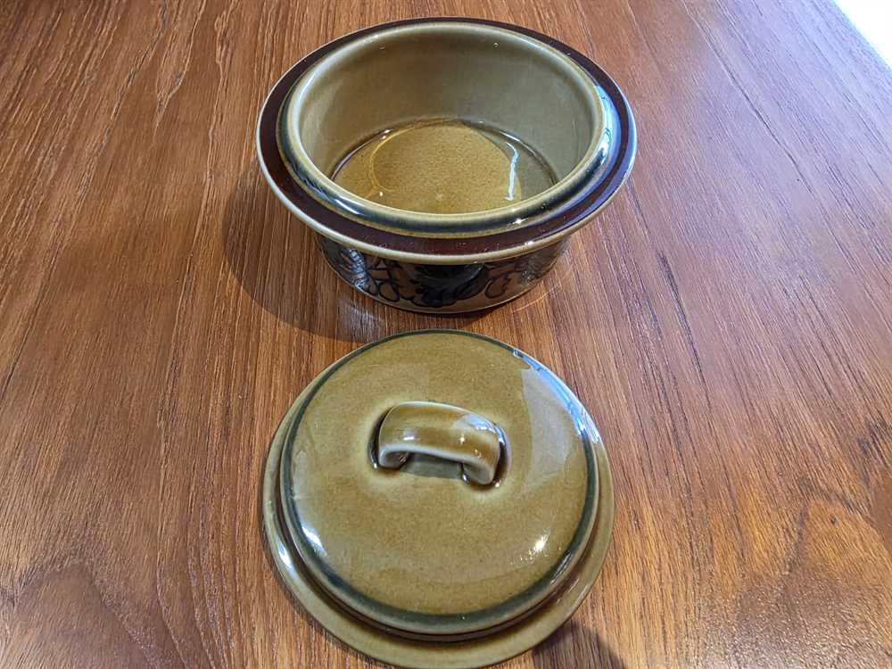 Arabia Finland Otso Sugar Bowl by Raija Uosikkinen and Ulla Procopé