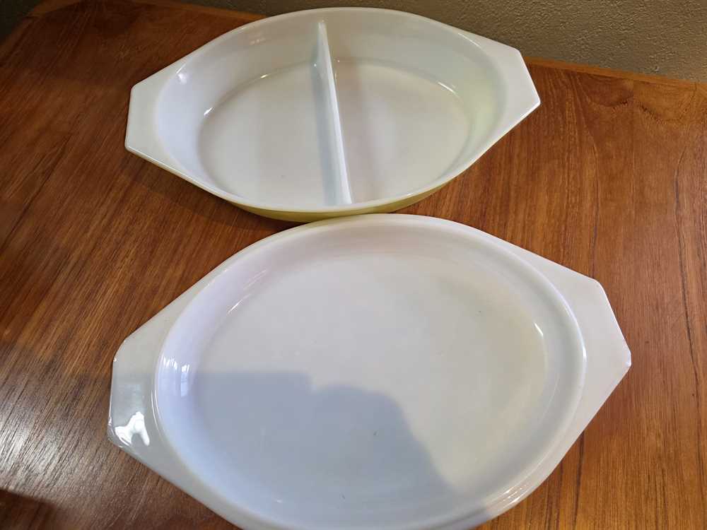 Pyrex Verde Divided Dish