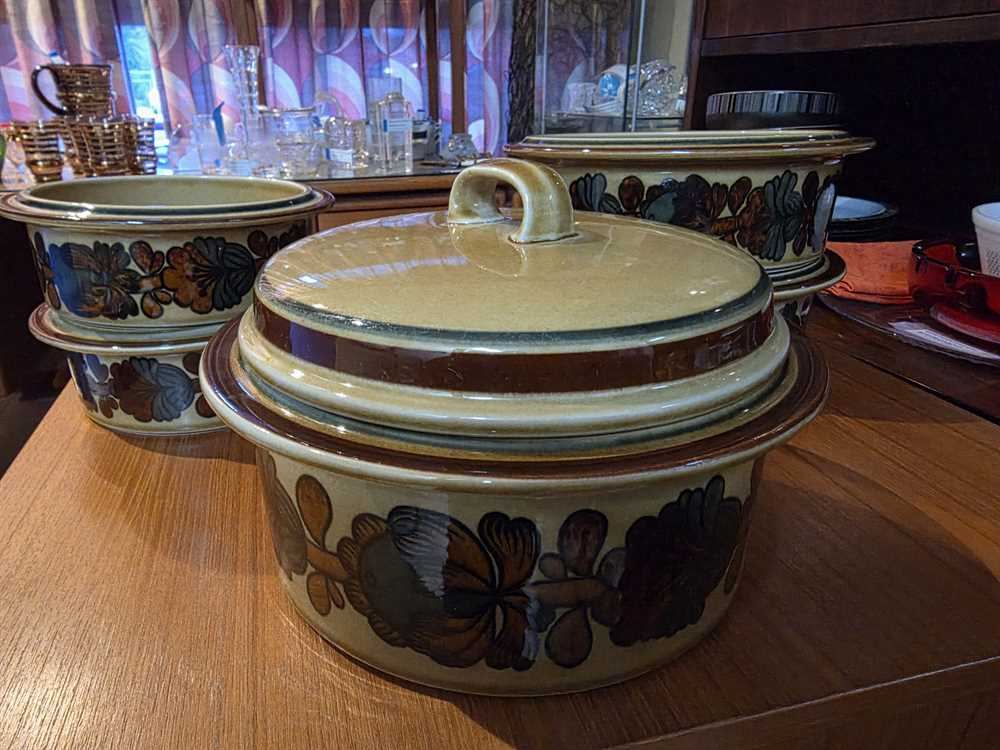 Arabia Finland Otso Large Casserole W/Lid 9 1/4" by Raija Uosikkinen and Ulla Procopé