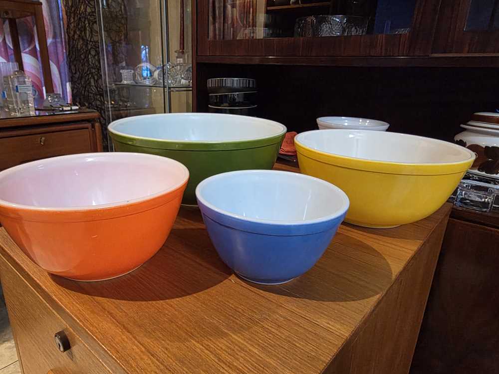 Pyrex Reverse Primary Mixing Bowl Set (401-404)