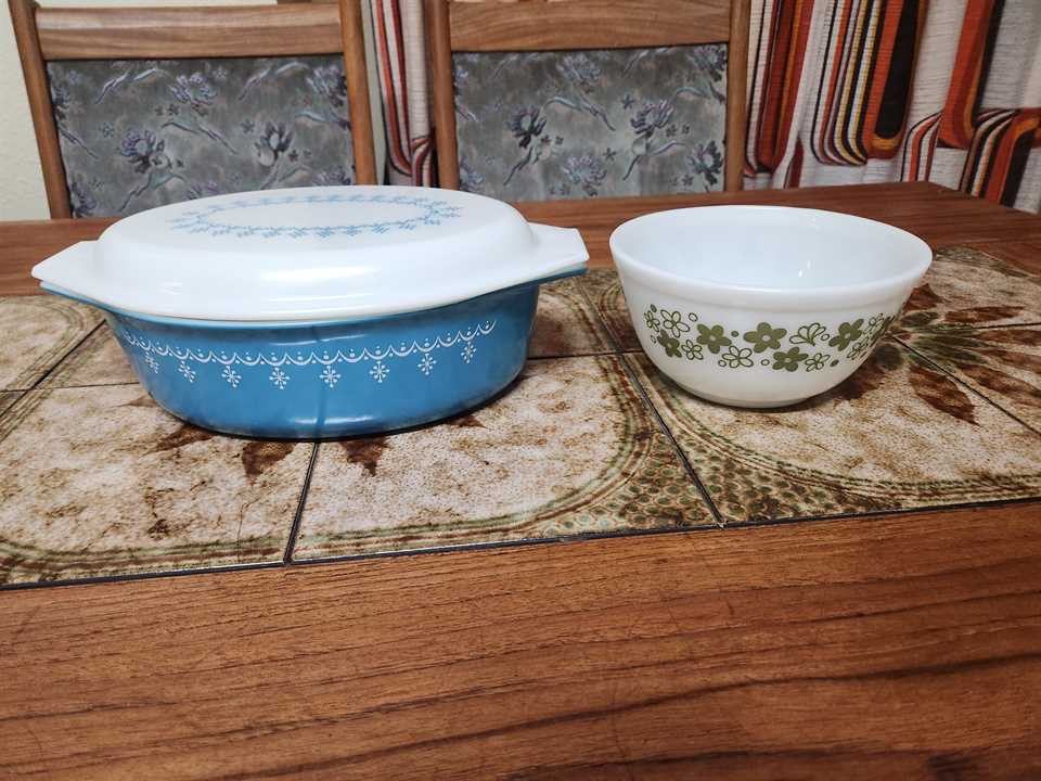Pyrex Blue Garland 045