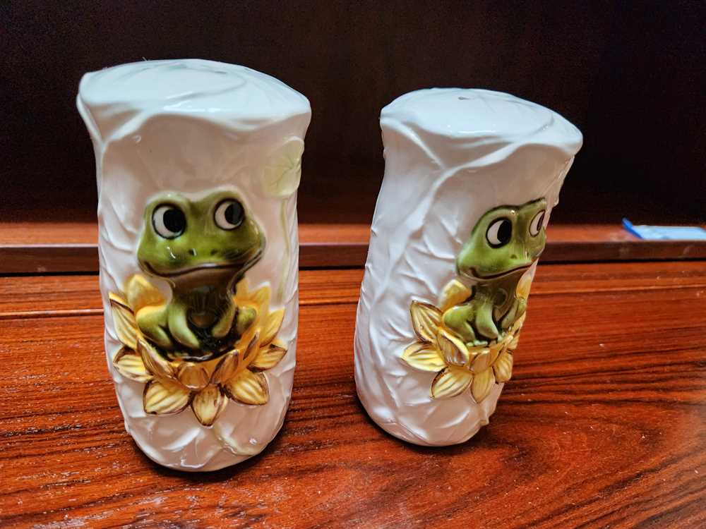 Vintage Simpson Sears Large Frog Salt and Pepper Set