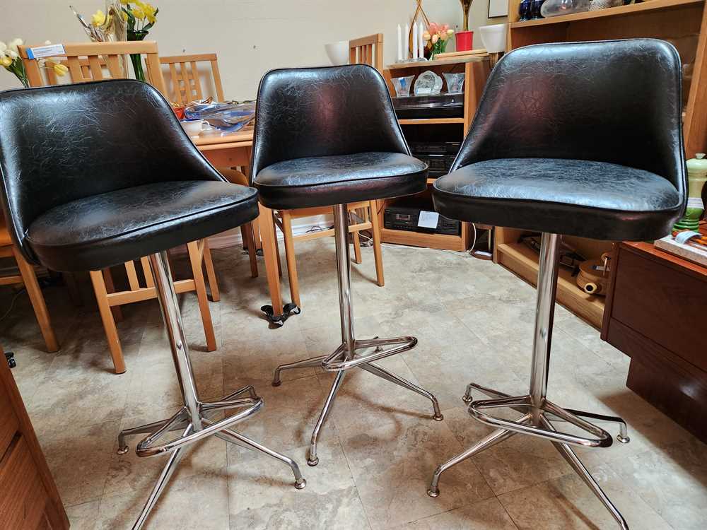 Vintage 1960's Chrome & Vinyl Bar Stool