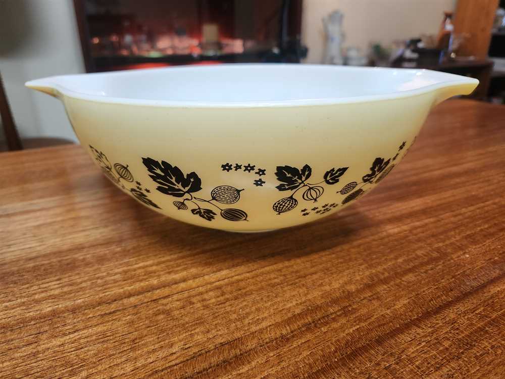 Pyrex Yellow Gooseberry 444