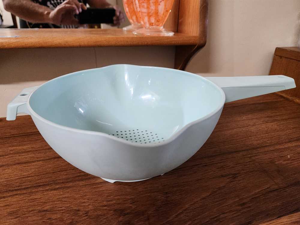 Large Blue Tupperware Strainer