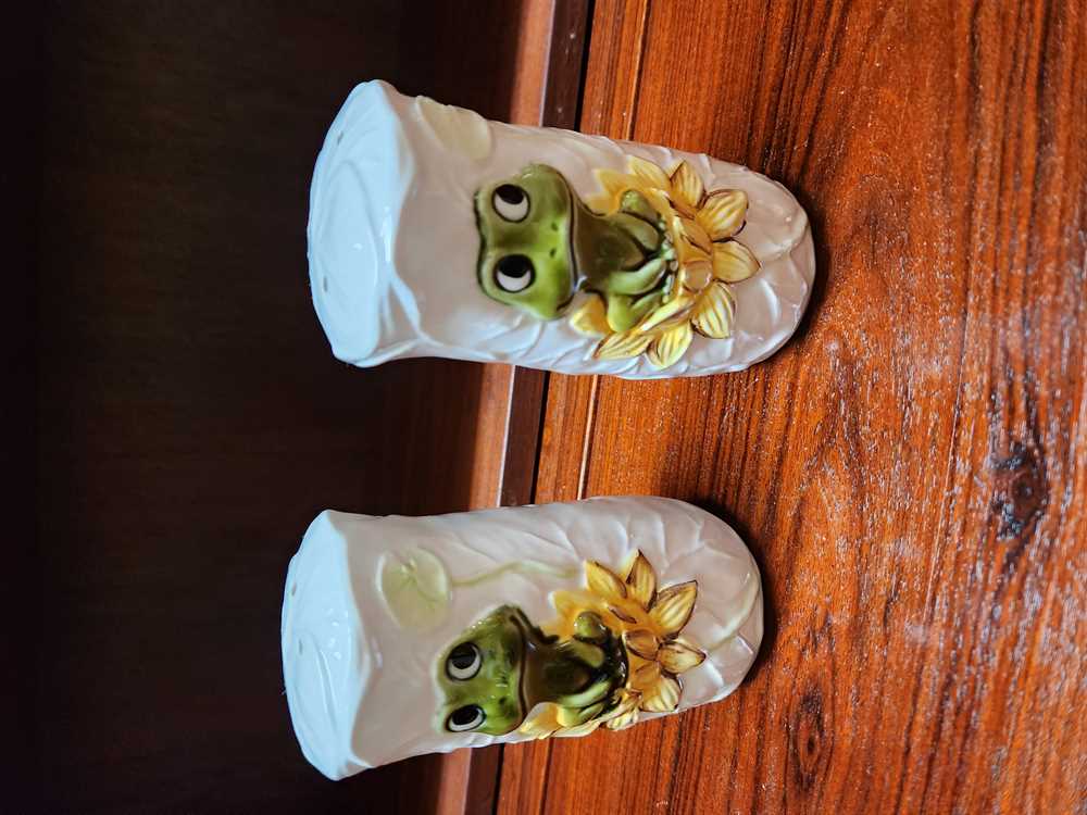 Vintage Simpson Sears Large Frog Salt and Pepper Set