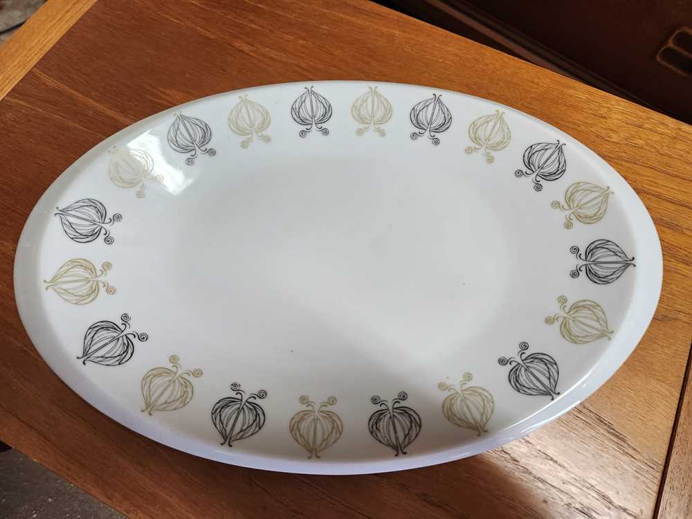 Thomas Rosenthal Constanze Oval Serving Plate by Swedish Designer Sivgard Bernadotte