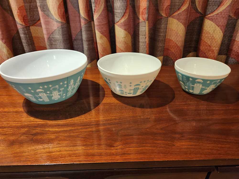 Pyrex Vintage Charms 4 Bowl Butterprint Mixer Set