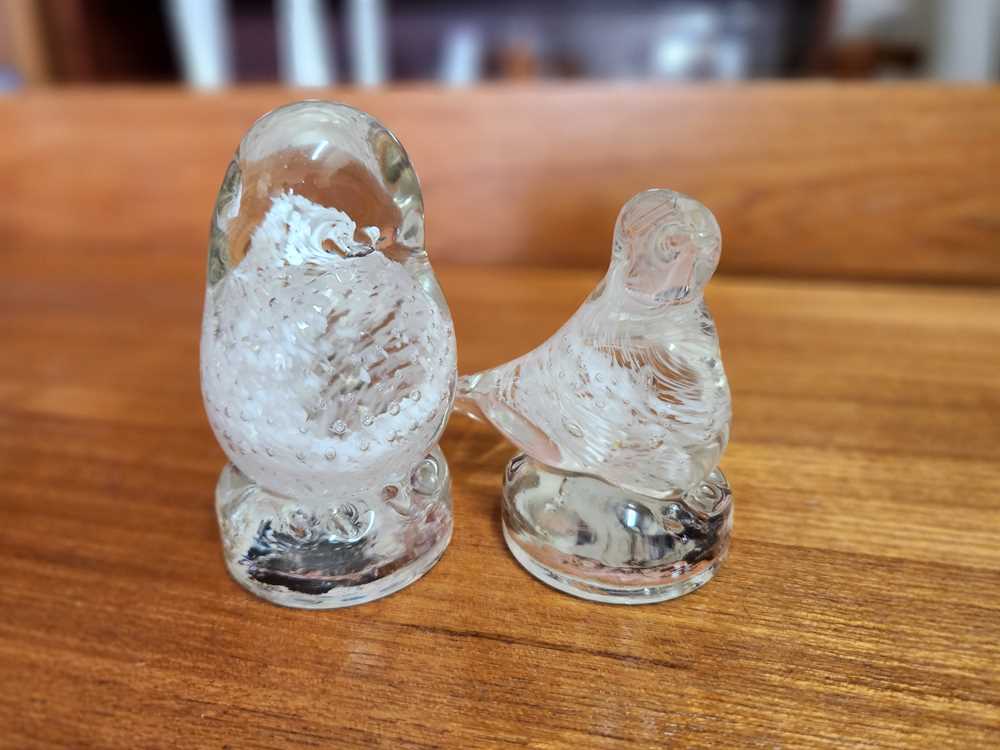 Pair of Altaglass Bird paperweights (Medicine Hat)