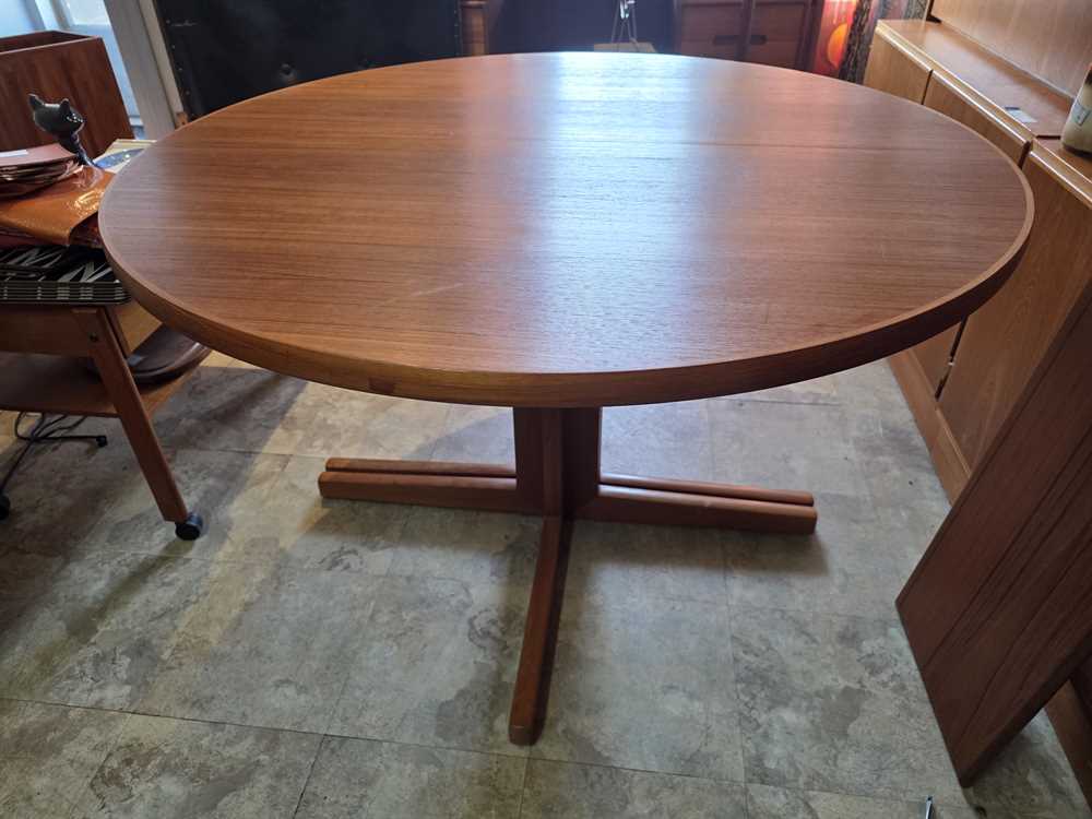 H. Sigh and Søns Møbelfabrik Round/Oval Teak Dining Table w/ 2 leaves