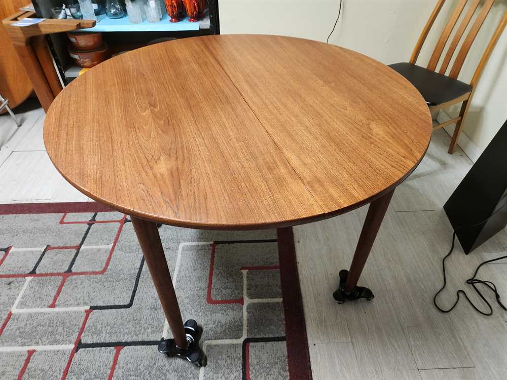 Round/Oval Teak Dining Table with 2 leaves
