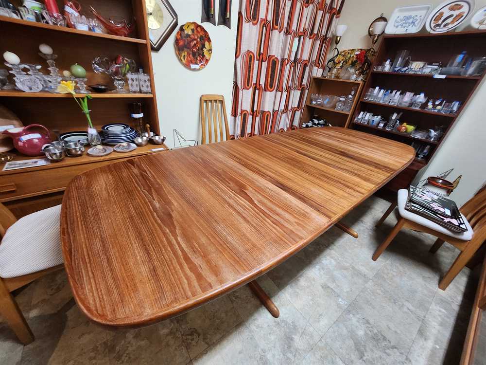 Dyrlund Teak Oval Dining Table w/2 Leaves