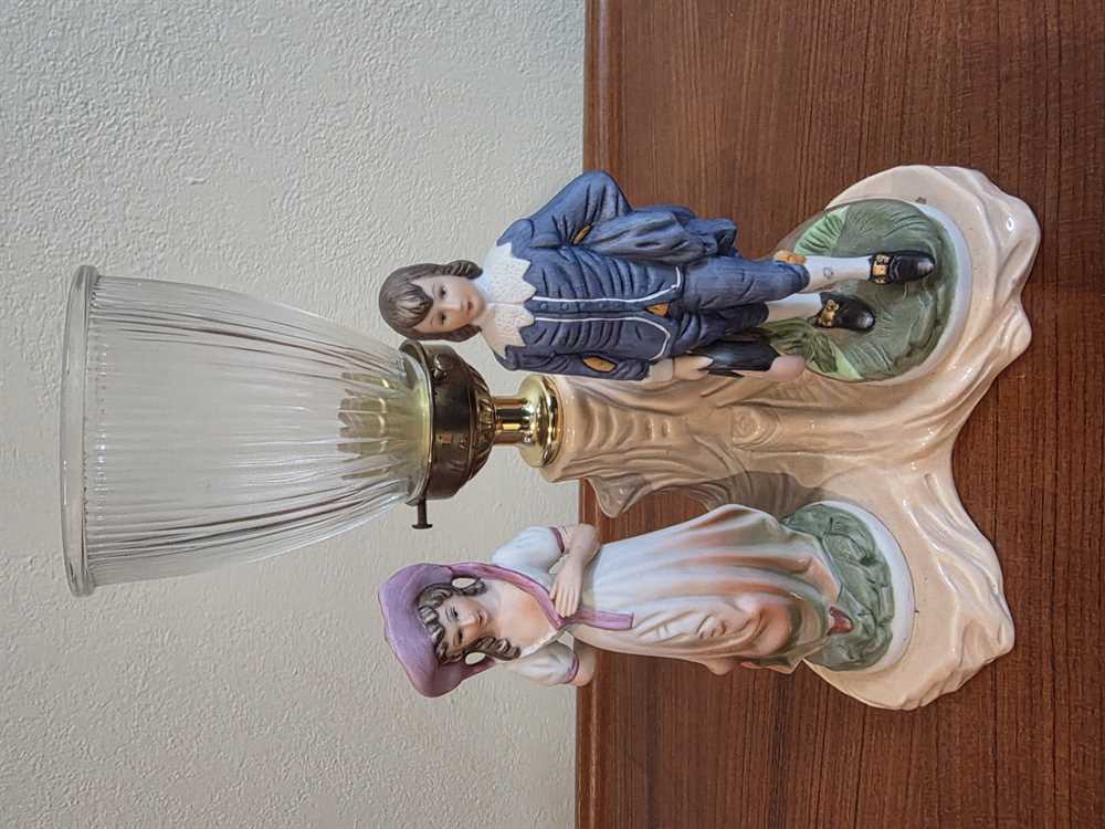 Vintage 1963 Colonial Lamp