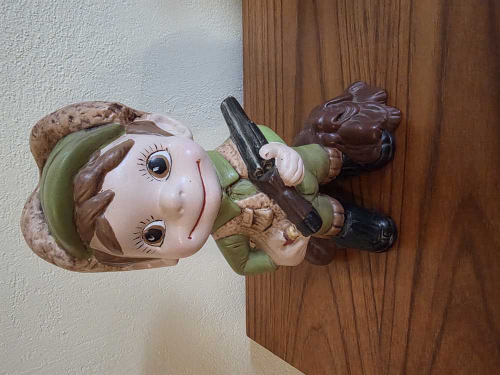 1970's Atlantic Mold Hunter Boy & Hound