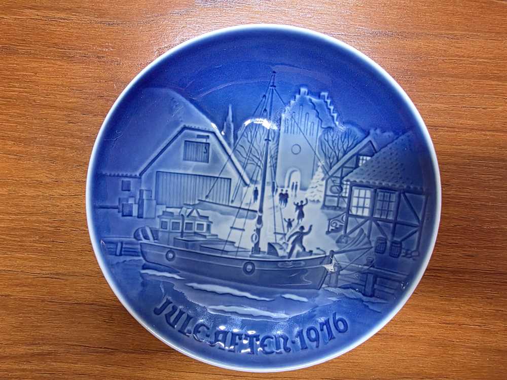 Royal Copenhagen Christmas Welcome 1976 Hangable Collectors Plate