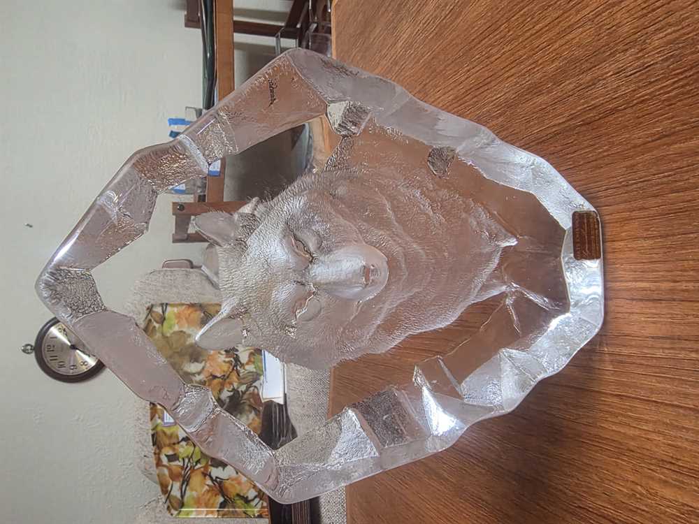 Mats Jonasson Signature Series Wolf Glass Sculpture