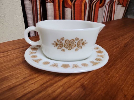 [MB00696] Pyrex Butterfly Gold Gravy Boat