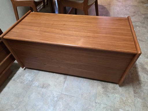 [CT00246] Design Furn. MFG Canada Teak Chest