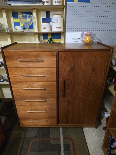 [CT00253] Design Furn. MFG Canada Teak Gentleman's dresser