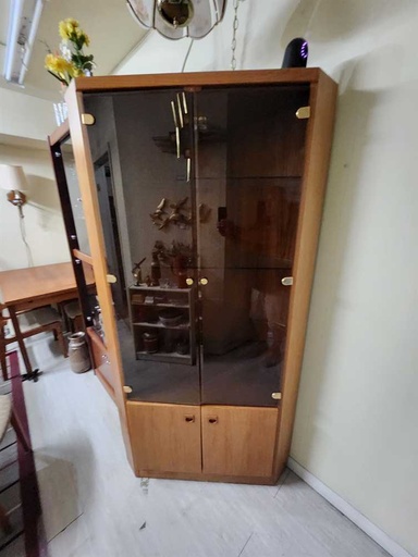 [MB02167] Teak Corner Cabinet w/ lighting and glass shelves
