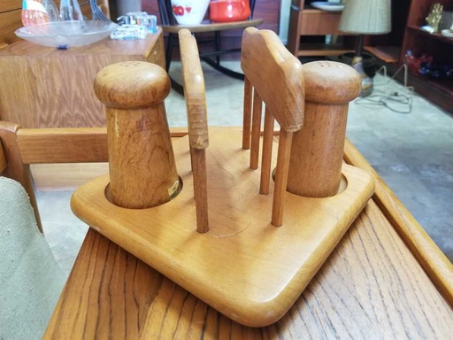 [MB02261] Winsome Teak Salt and Pepper Shaker / Napkin Holder Set