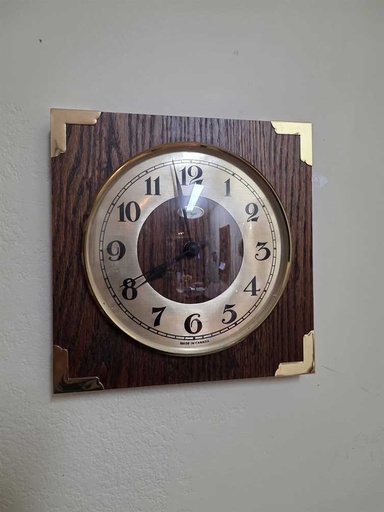 [MB02480] Ergo Made In Canada Wall Clock